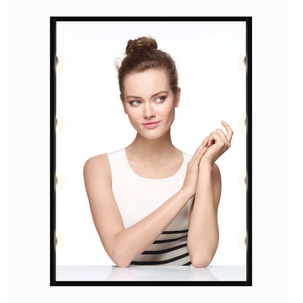 Monika Jagaciak for Chanel Fall 2013 Vitalumière Compact (1)