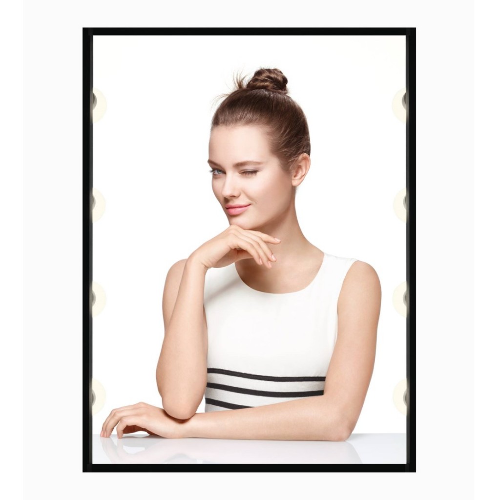 Monika Jagaciak for Chanel Fall 2013 Vitalumière Compact (3)