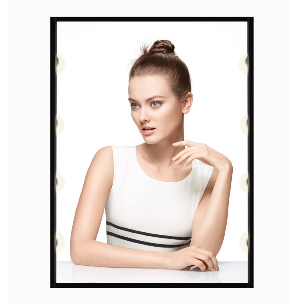 Monika Jagaciak for Chanel Fall 2013 Vitalumière Compact (4)