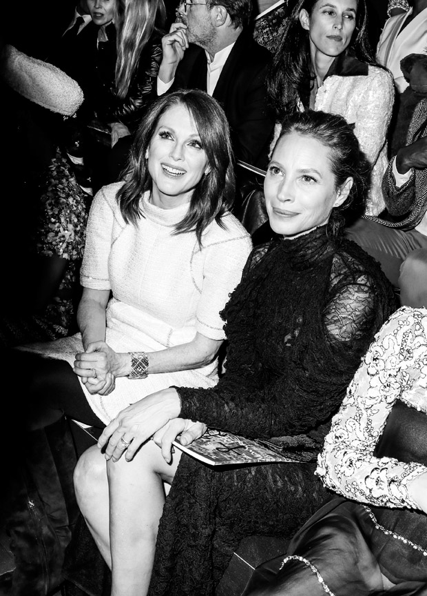 32_Julianne_MOORE_with_Christy_TURLINGTON_at_the_Paris_New_York_Metiers