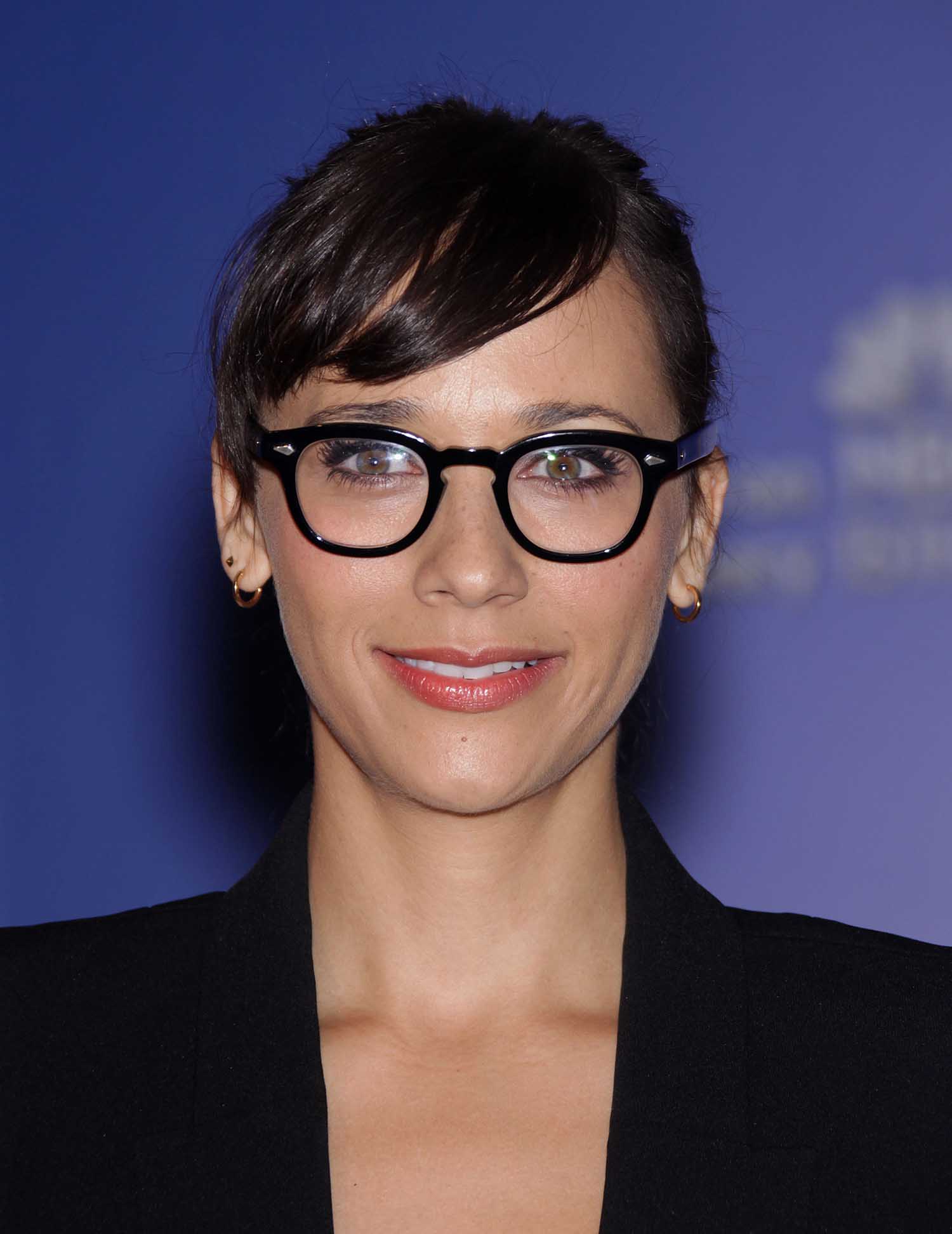 https://www.beautyscene.net/wp-content/uploads/2023/06/Geek-Chic-10-Examples-of-Celebrities-Who-Look-Better-in-a-Pair-of-Glasses-2.jpg