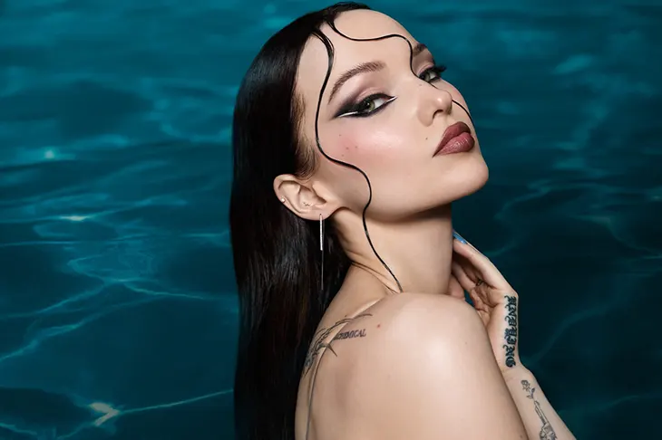 Dove Cameron Urban Decay 24/7 Liquid Stick